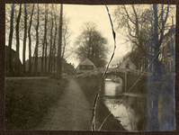 805345 Gezicht op de Stadsdambrug over de Leidsche Rijn te De Meern (gemeente Oudenrijn) met rechts het Huis te Voorn ...